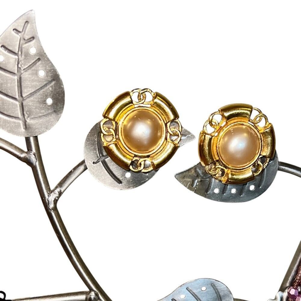 CHANEL Vintage CC Round Button Faux Pearl Clip-On Earring - Picture 3 of 10